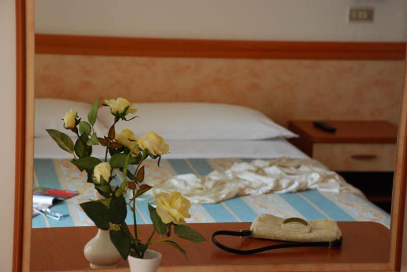 Hotel Serenella Vintage ริมินี ภายนอก รูปภาพ