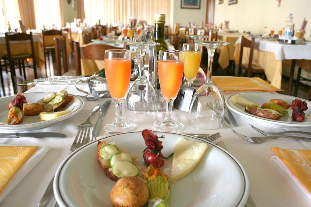 Hotel Serenella Vintage ริมินี ภายนอก รูปภาพ